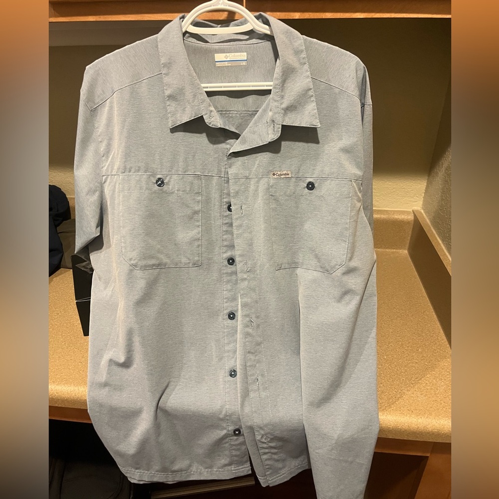 Columbia light blue men’s button down 
Size : large
